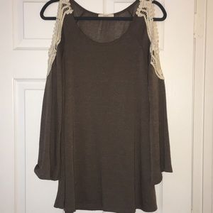 Tunic with lace open shoulder